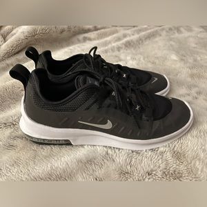 Nike Air Max Axis | Black/White | Size 8